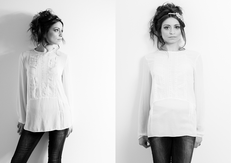 Dos retrato en vertical en blanco y negro de plano americano apoya da a la pared, en la fotografía de la izquierda Sharai está de perfil mirando a la luz y en la fotograba de la derecha está mirando de frente a la cámara realizada por Alberto Cossío Fotografía de moda y lleva unos pantalones vaqueros con una camisola blanca y un tocado en el peinado.