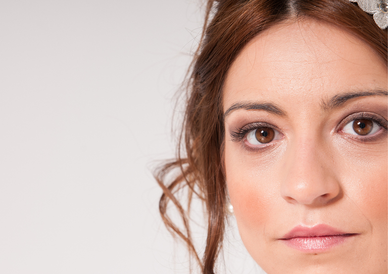 retrato en color de primerísimo primer plano de frente situada a sangre en el lado derecho de la fotografía y el resto en blanco realizada por Alberto Cossío Fotografía de moda